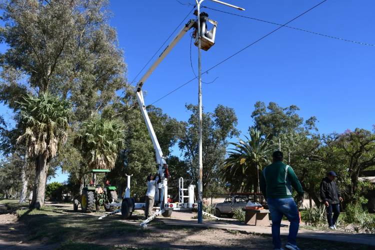 MUNICIPALIDAD DE VILLA ÁNGELA REALIZA TRABAJOS DE EMBELLECIMIENTO EN EL BOULEVARD ISLAS MALVINAS