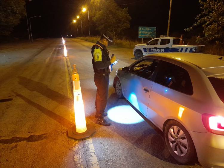 POLICÍA CAMINERA RECUPERÓ UNA CAMIONETA, UN AUTOMÓVIL, MOTOCICLETAS Y DETUVO PERSONAS CON PEDIDOS DE CAPTURA