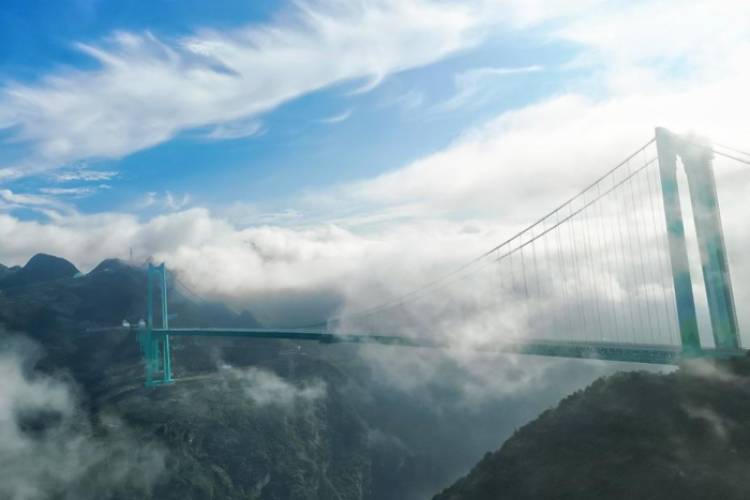 CHINA INAUGURÓ EL PUENTE MÁS ALTO DEL MUNDO EN "LA GRIETA DE LA TIERRA"