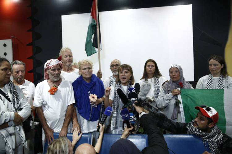 GRETA THUNBERG LLEGÓ A ATENAS JUNTO A MIEMBROS DE LA FLOTILLA DEPORTADOS POR ISRAEL