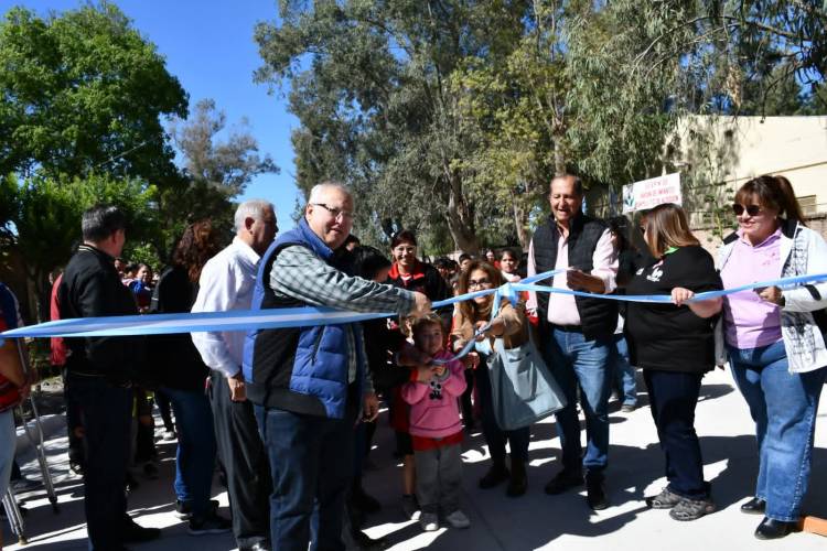 EL MUNICIPIO DE VILLA ÁNGELA INAUGURÓ UNA NUEVA CUADRA DE PAVIMENTO FRENTE AL JARDÍN DE INFANTES “CAPULLITO DE ALGODÓN”