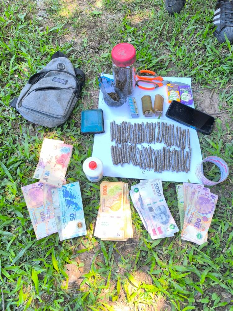LO SORPRENDIERON CON CIGARRILLOS ARMADOS, FRASCOS DE MARIHUANA Y DINERO