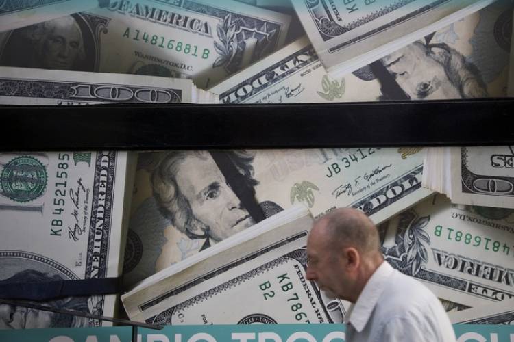 EL ANUNCIO DEL SWAP CON EE.UU. NO PUDO FRENAR LA PRESIÓN SOBRE EL DÓLAR