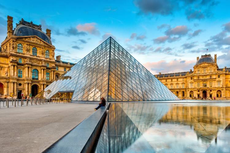ROBO EN EL LOUVRE: HABLÓ LA EMPLEADA QUE ENCONTRÓ LA CORONA TIRADA