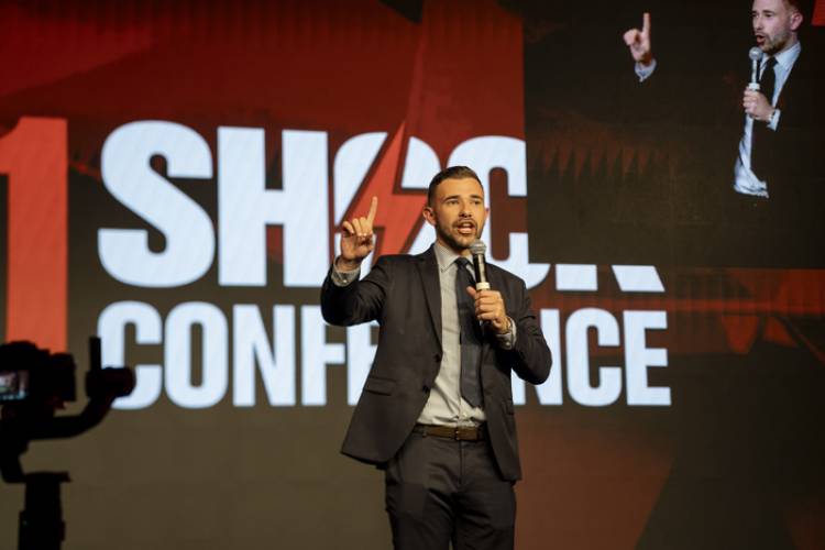 TINO MOSSU: EL ARGENTINO QUE IMPULSA UNA GENERACIÓN DE EMPRENDEDORES DIGITALES 