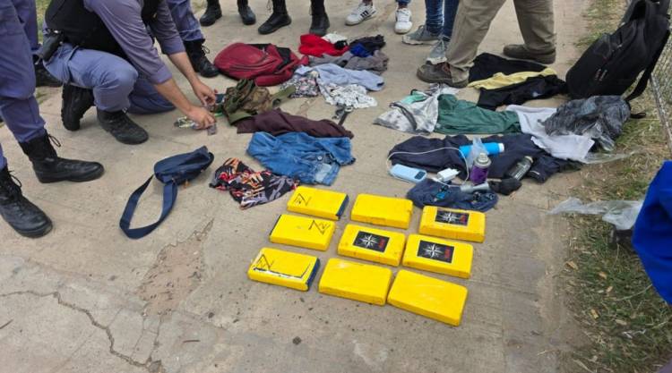 OTRO GOLPE A LOS NARCOS: EN RESISTENCIA, 4 DETENIDOS Y SECUESTRO DE 9 PANES DE COCAÍNA