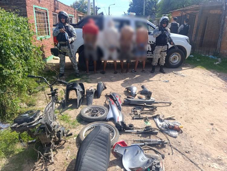 CUATRO JÓVENES FUERON SORPRENDIDOS DESARMANDO UNA MOTO ROBADA