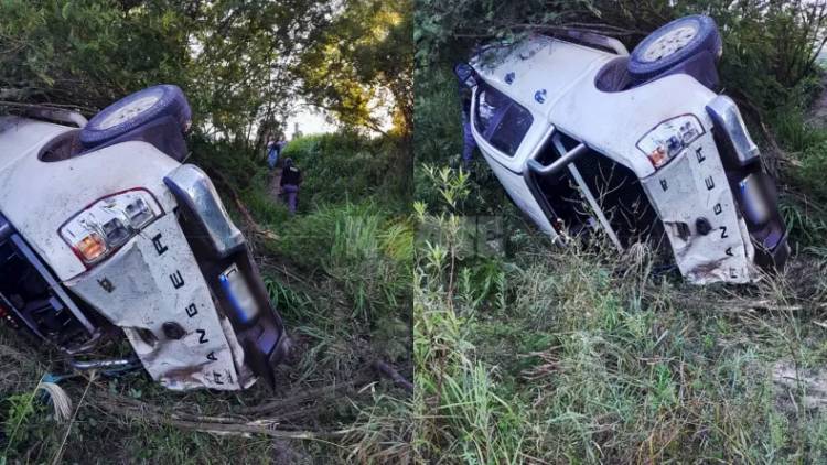 UN CONDUCTOR VOLCÓ SU CAMIONETA TRAS ESQUIVAR CABALLOS EN LA RUTA: SALIÓ ILESO