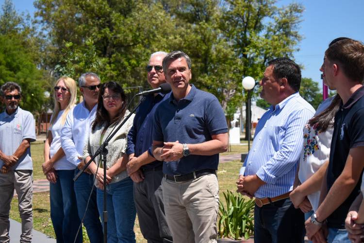 CHOROTIS ESTRENA SU PLAZA CENTRAL RENOVADA Y RECIBE TANQUES DE AGUA PARA LAS FAMILIAS DE LA COMUNIDAD