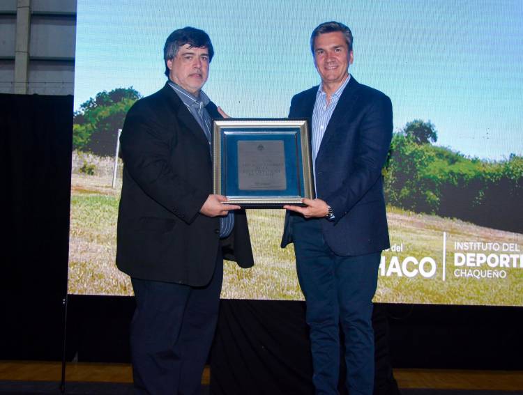 UN SIGLO DE FÚTBOL: EL GOBERNADOR ZDERO ACOMPAÑÓ EL ANIVERSARIO DE LA LIGA CHAQUEÑA