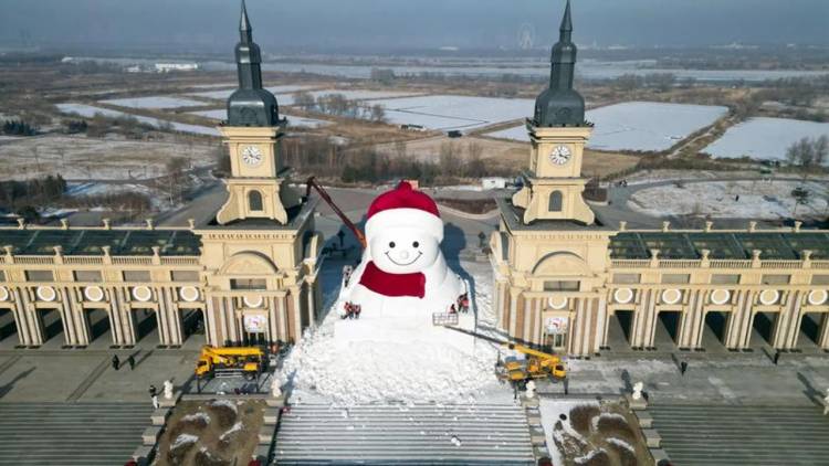 CHINA PREPARA EL MUÑECO DE NIEVE MÁS GRANDE DEL MUNDO
