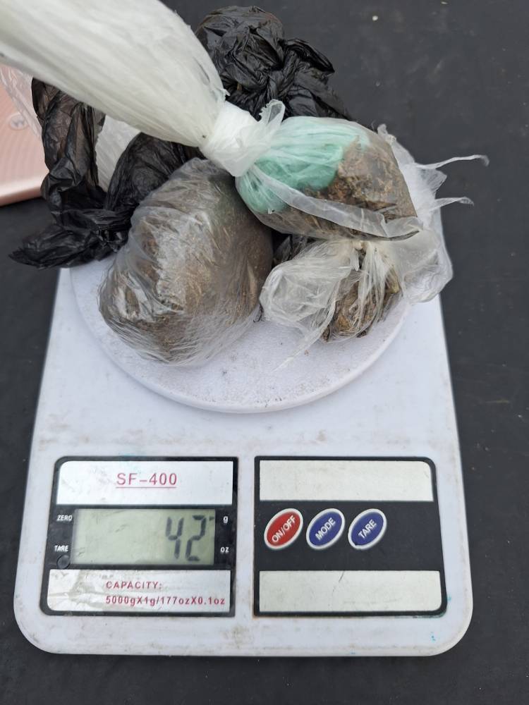 ANTINARCÓTICOS: LO ATRAPARON CON BOCHITAS DE COCAÍNA Y MARIHUANA EN LA CALLE