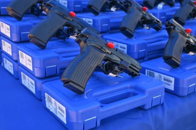 NUEVOS POLICÍAS DE LA PROVINCIA RECIBIERON ARMAS Y UNIFORMES
