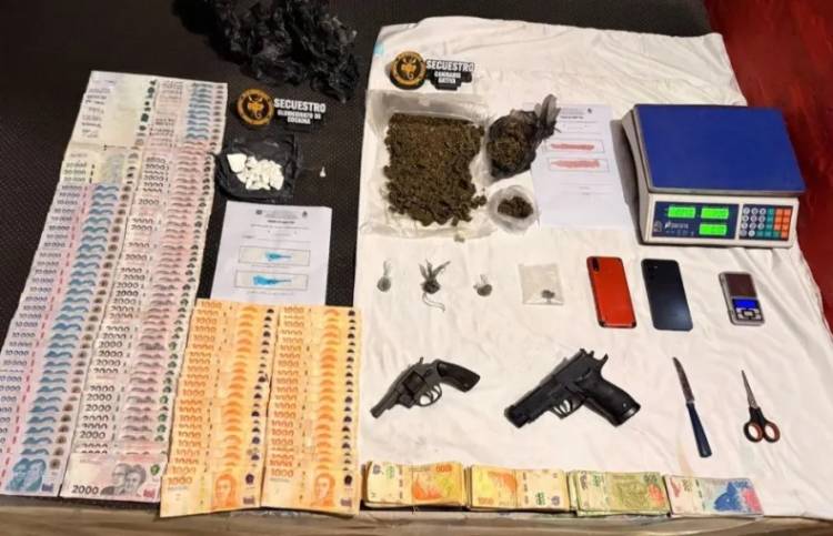 ALLANAMIENTOS TERMINARON CON UN DETENIDO, DROGA, ARMAS Y MÁS DE UN MILLÓN DE PESOS