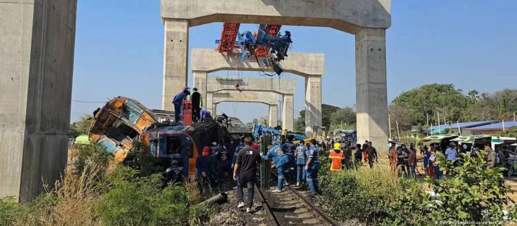 TRAGEDIA EN TAILANDIA: UNA GRÚA CAYÓ SOBRE UN TREN Y DEJÓ AL MENOS 30 MUERTOS Y 67 HERIDOS