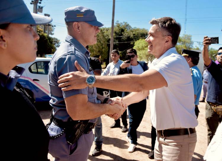 VEDIA: EL GOBERNADOR ZDERO ENTREGÓ MÓVILES POLICIALES, EQUIPAMIENTO DE SEGURIDAD Y TÍTULOS DE TIERRAS