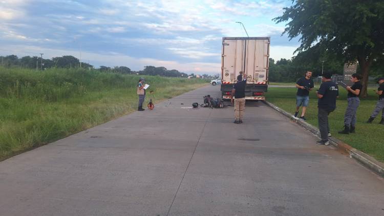JOVEN EN GRAVE ESTADO AL CHOCAR SU MOTO CON UN ACOPLADO