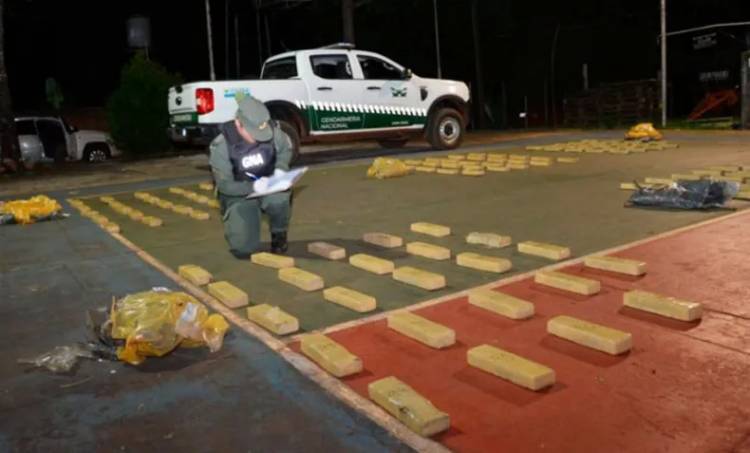ABANDONAN 193 KILOS DE MARIHUANA EN LA COSTA DEL RÍO PARANÁ