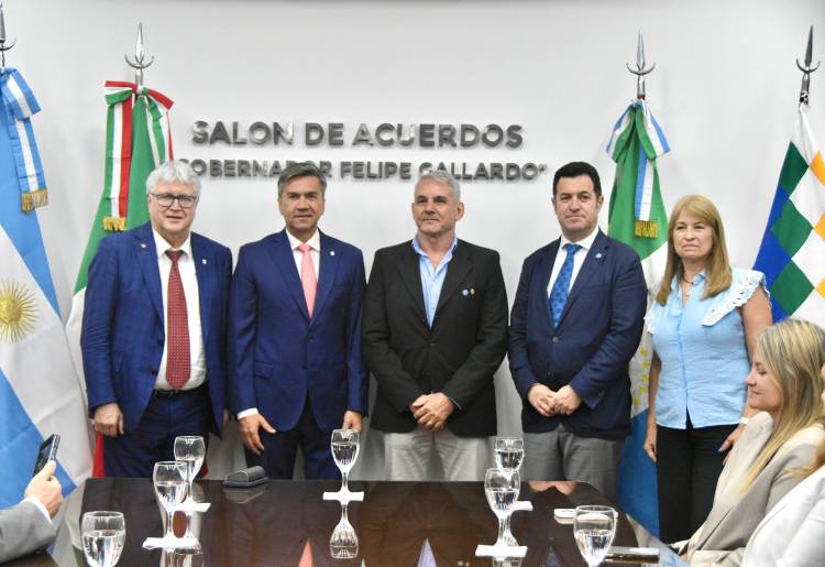 CASA DE GOBIERNO: EL GOBERNADOR ZDERO RECIBIÓ HOY A LA DELEGACIÓN ITALIANA DE UDINE