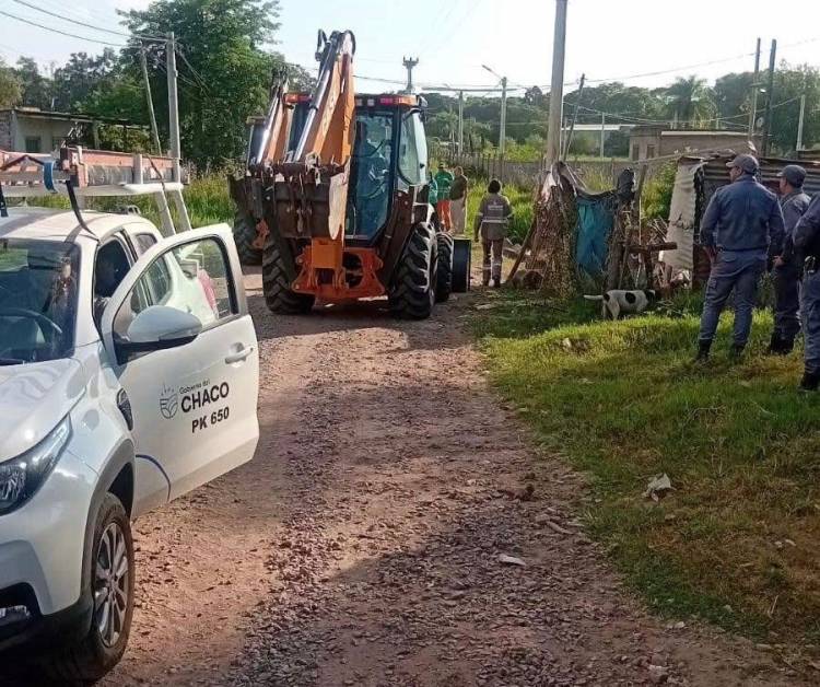 OPERATIVO DE ERRADICACIÓN EN RESISTENCIA: LIMPIEZA DE ASENTAMIENTO Y BASURAL EN EL RÍO NEGRO