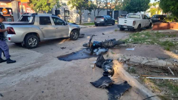 UN PENITENCIARIO TERMINÓ HOSPITALIZADO TRAS EL CHOQUE ENTRE UNA MOTO Y UNA CAMIONETA