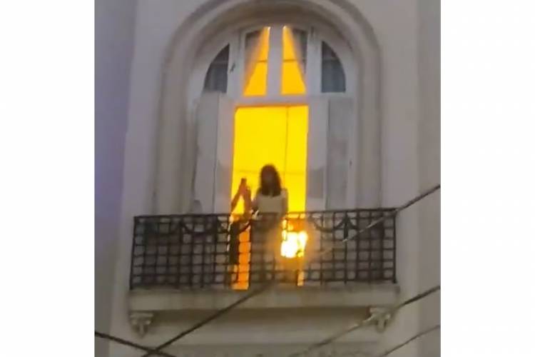 CRISTINA REAPARECIÓ Y BAILÓ AL RITMO DE LA MURGA EN SU BALCÓN
