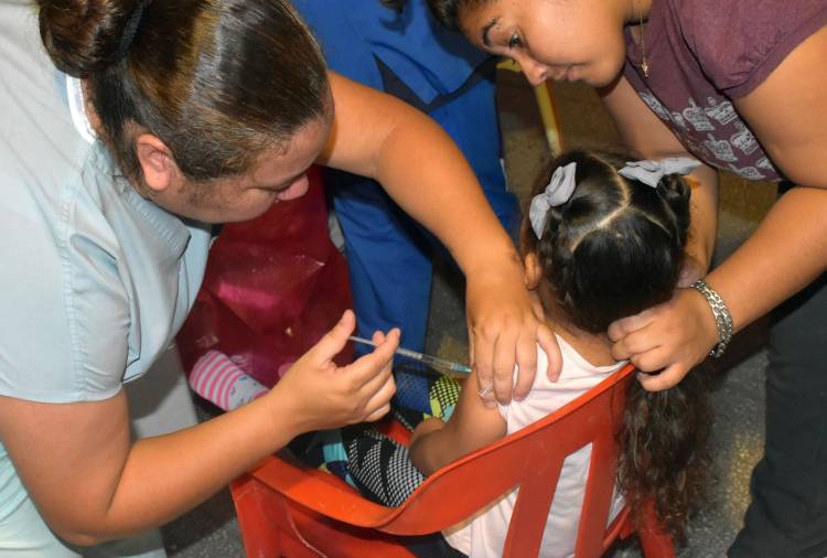 SALUD ACERCÓ CONTROLES MÉDICOS Y CERTIFICADOS ESCOLARES A NIÑOS DE VILLA ELBA, EN RESISTENCIA