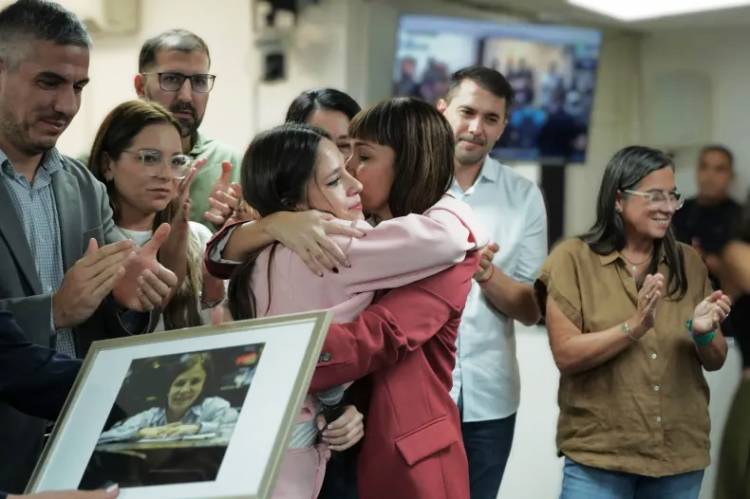DIPUTADOS PROVINCIALES DEL OFICIALISMO Y DE LA OPOSICIÓN HOMENAJEARON A SANDRA MENDOZA