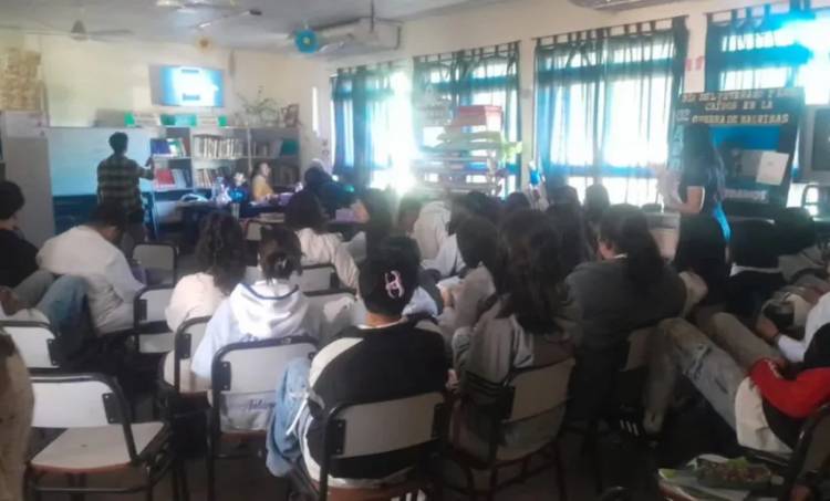 EN MEDIO DE LAS AMENAZAS, UNA ESCUELA DE CHACO YA PROHÍBE EL INGRESO DE CELULARES
