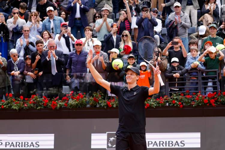 JANNIK SINNER, A LA FINAL DE ROMA TRAS LA POLÉMICA Y LA REANUDACIÓN