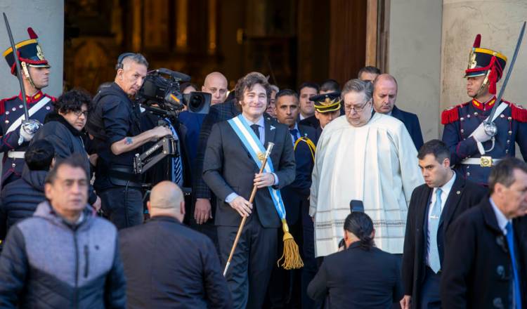 JAVIER MILEI ASISTE AL TEDEUM Y ENSAYA UNA FOTO DE UNIDAD, PESE A QUE LA INTERNA NO AFLOJA