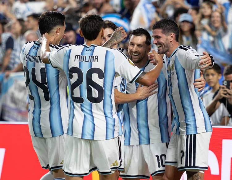 EL POSIBLE 11 TITULAR DE LA SELECCIÓN ARGENTINA PARA ENFRENTAR A AUSTRIA Y LA ÚNICA INCÓGNITA QUE MANTIENE SCALONI