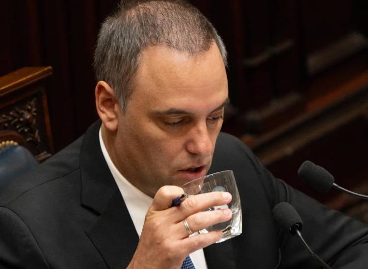 SENADO: LLA OFRECE A LOS ALIADOS ABRIR ASUNTOS CONSTITUCIONALES PARA DEMORAR LA INTERPELACIÓN A ADORNI