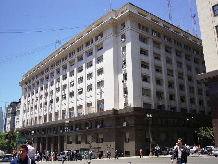 TESORO LE ENTREGA NUEVA LETRA INTRANSFERIBLE AL BANCO CENTRAL POR US$3,8 MILLONES