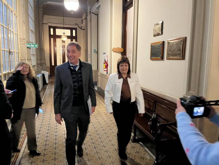 EL OFICIALISMO AFINA EL BORRADOR DE LA REFORMA ELECTORAL ANTES DE OFRECÉRSELA A LOS ALIADOS EN EL CONGRESO