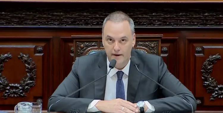 ADORNI NO PODRÁ VIAJAR AL EXTERIOR SIN AUTORIZACIÓN DE LA JUSTICIA