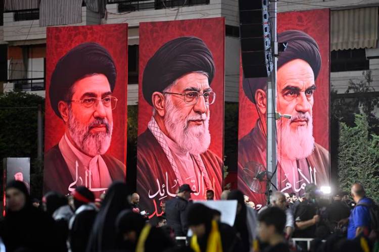 LOS RESTOS DEL DIFUNTO LÍDER SUPREMO DE IRÁN FUERON ENTERRADOS EN MASHHAD