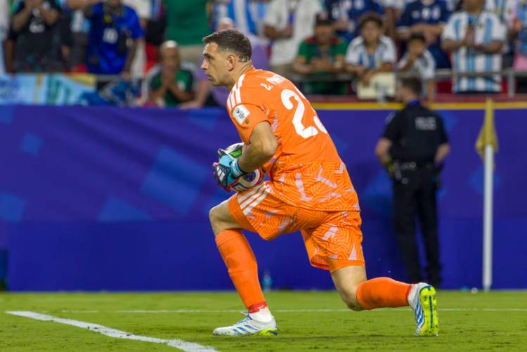 PREOCUPACIÓN EN LA SELECCIÓN ARGENTINA: EL “DIBU” MARTÍNEZ ANALIZA LA POSIBILIDAD DE “DAR UN PASO AL COSTADO”