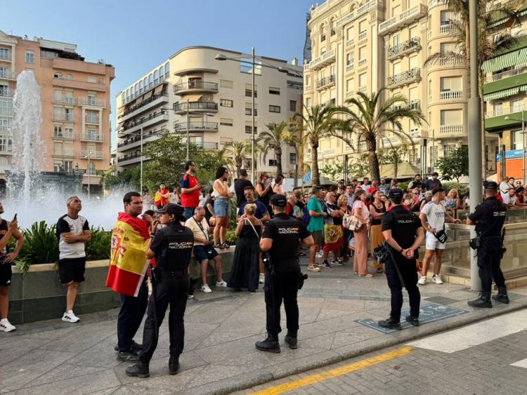 MILES DE MANIFESTANTES SALEN A LAS CALLES EN CEUTA PARA PROTESTAR POR LA CRISIS MIGRATORIA