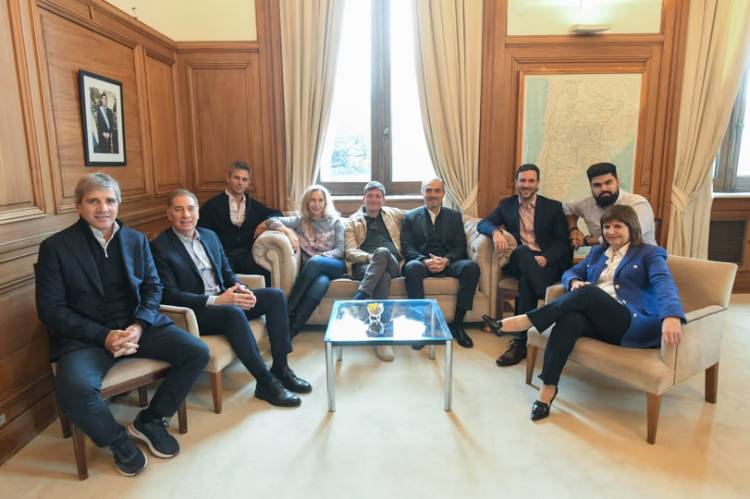 SE VUELVE A REUNIR LA MESA POLÍTICA TRAS EL REVÉS DEL SENADO