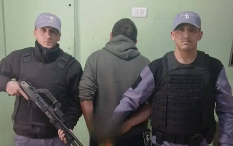 GOLPEÓ A SU PAREJA CON LA LLAVE DE UN AUTO Y LE ARROJÓ ALCOHOL: FUE DETENIDO
