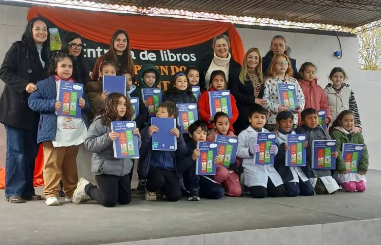 CON 75.000 NUEVOS LIBROS, EDUCACIÓN AVANZA CON LA DISTRIBUCIÓN DEL PROGRAMA APRENDO LEYENDO