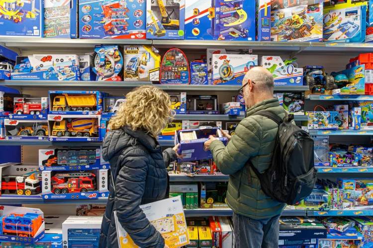 ENTRE EL BOLSILLO Y LA PANTALLA: CÓMO COMPRA EL CONSUMIDOR EN ESTE DÍA DEL NIÑO
