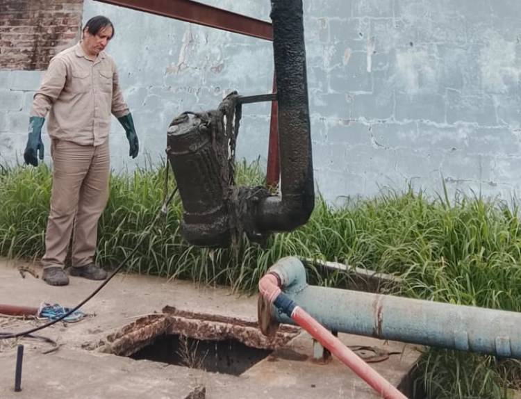UNA BOMBA CLOACAL VUELVE A FUNCIONAR Y SAMEEP REFUERZA EL SERVICIO EN VILLA ÁNGELA